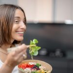 Habitos nutriconales saludables - chica comiendo ensalada