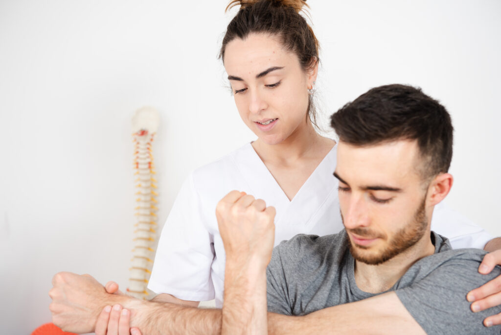 Osteopatía para el dolor crónico valoración dde la fuerza del hombro