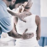 Osteopatía para el dolor crónico osteópata valorando la columna vertebral